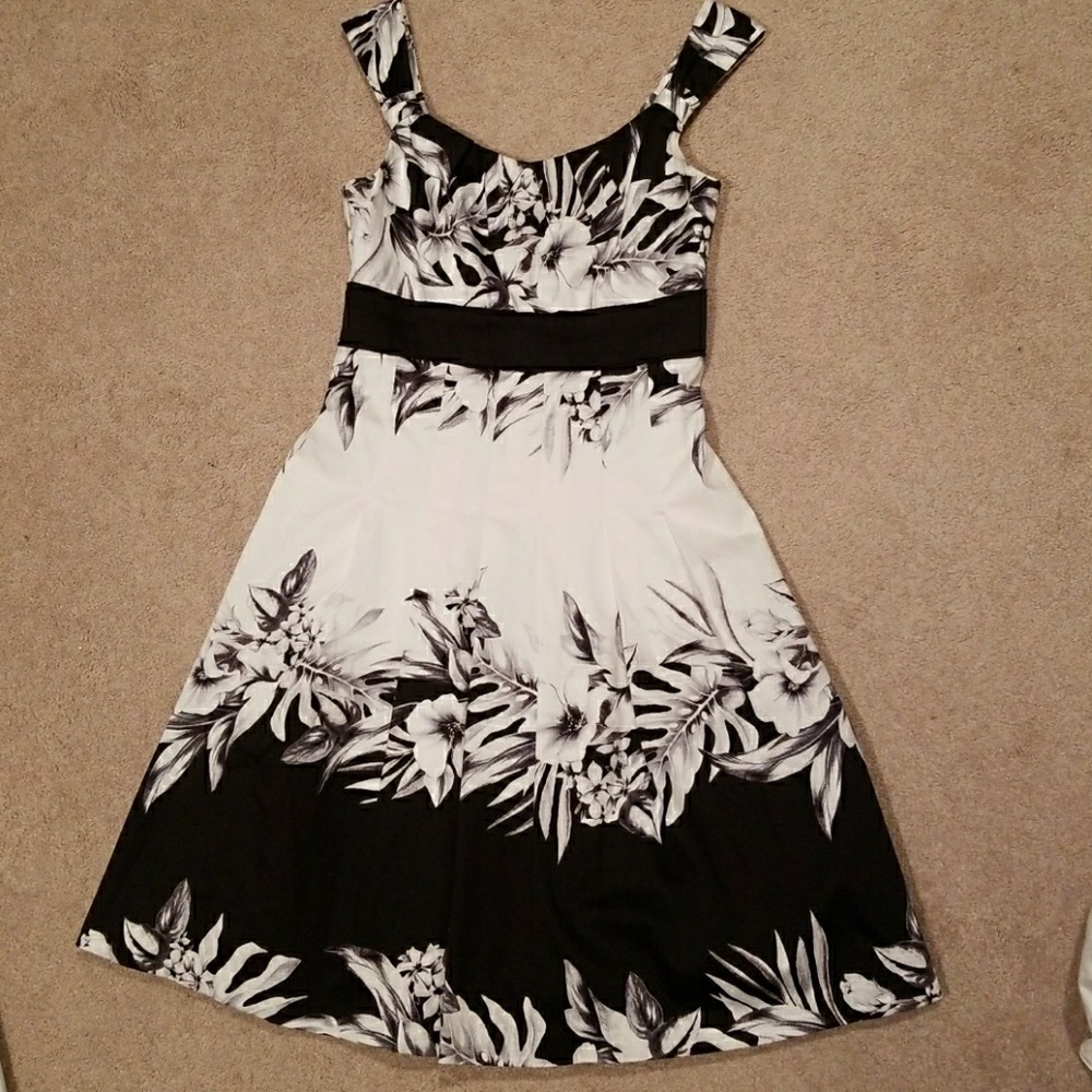 Stunning White House Black Market dress!